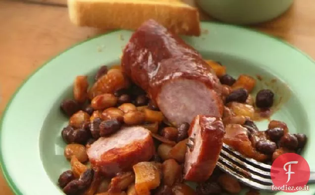 Fagioli alla griglia a cottura lenta e salsiccia polacca