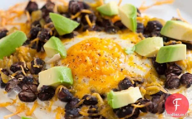 Tostadas di uova e fagioli neri