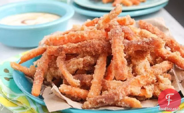 Sassy Zucchero cannella patate fritte dolci con crema di cocco Acero salsa di immersione