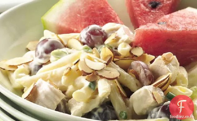 Insalata di pasta-pollo su cunei di anguria