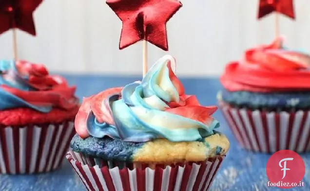 Cupcakes rossi, bianchi e tinti in cravatta