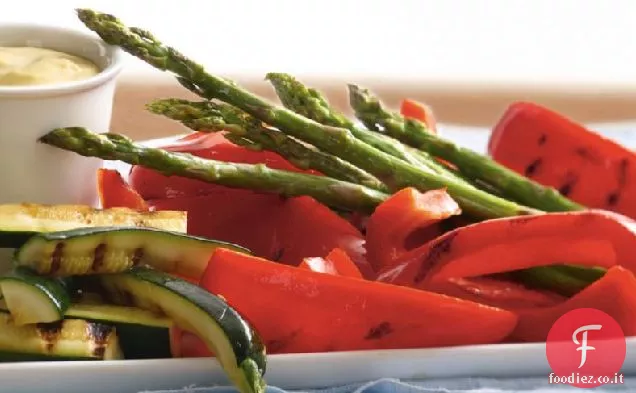 Piatto di verdure alla griglia con salsa di senape allo zenzero