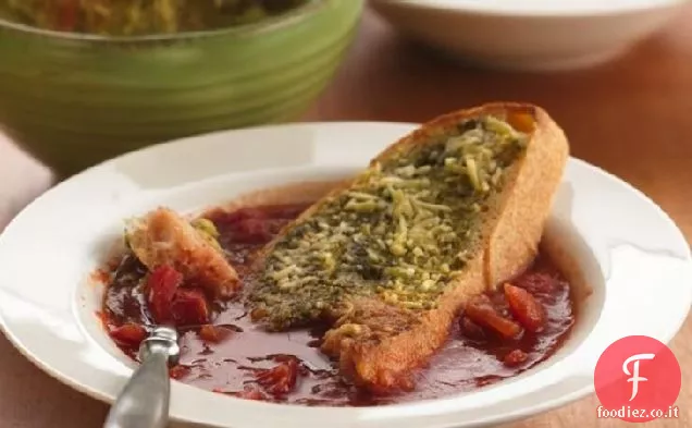 Zuppa di pomodoro italiana con pane tostato al pesto