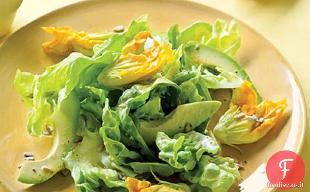 Insalata di lattuga con fiori di zucca, avocado e burro