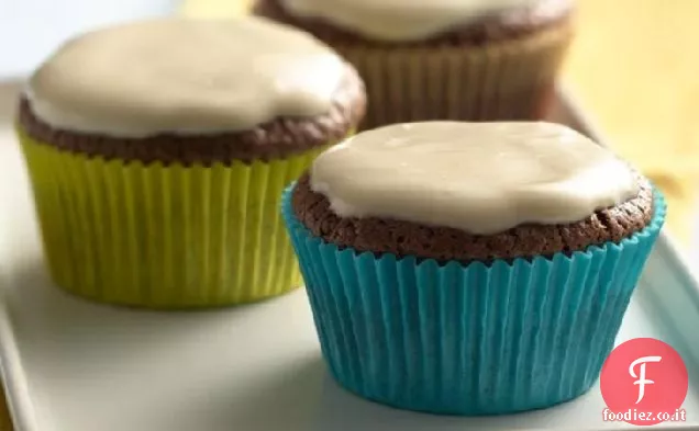 Cupcakes al cioccolato con yogurt alla vaniglia Caramello Glassa