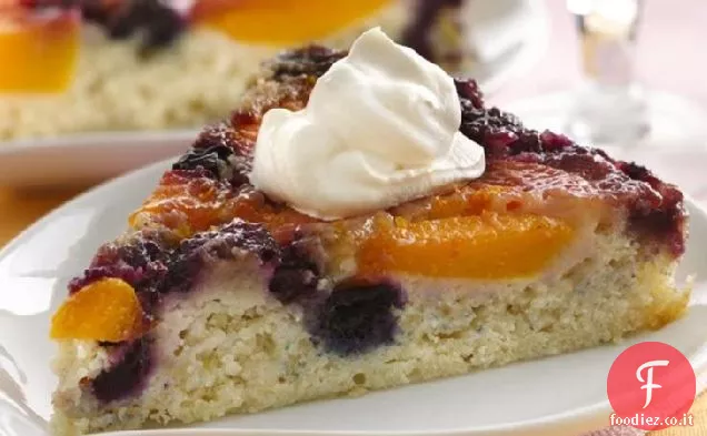Torta capovolta alla pesca e ai mirtilli