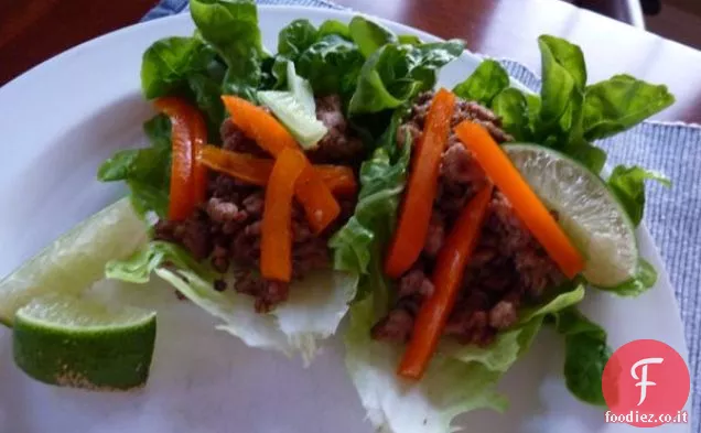 Involtini di lattuga a mano
