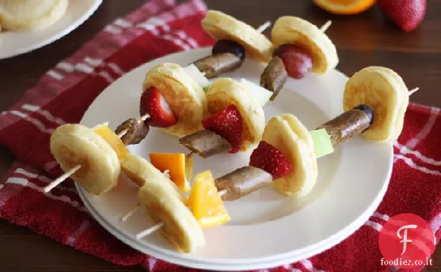 Frutta e salsiccia Pancake Kabobs