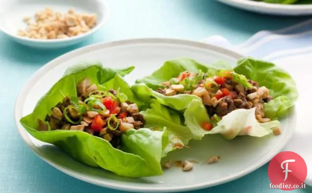 Tazze di lattuga con tofu e manzo
