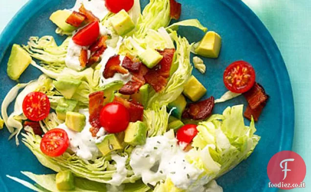 Pancetta al rosmarino, lattuga e insalata di pomodori