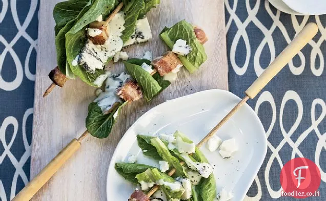 Spiedini di pancetta e Romaine con salsa di formaggio blu