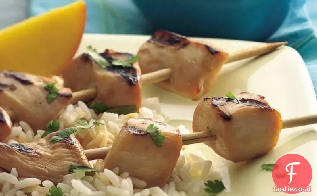 Spiedini di pollo alla griglia con salsa di arachidi