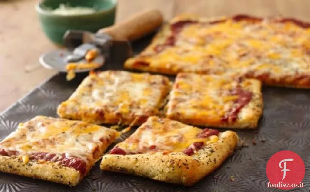 Pizza italiana al formaggio in crosta di erbe