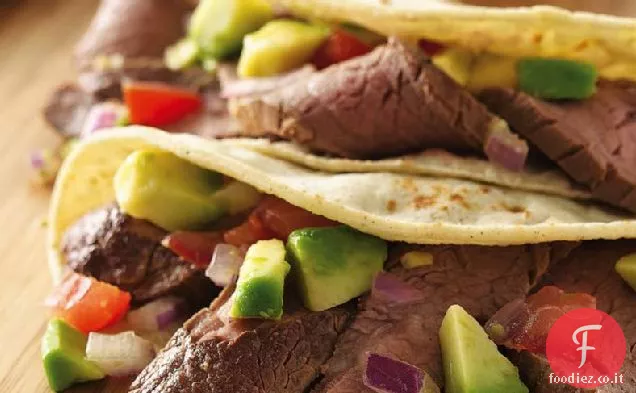Tacos di bistecca con salsa di avocado
