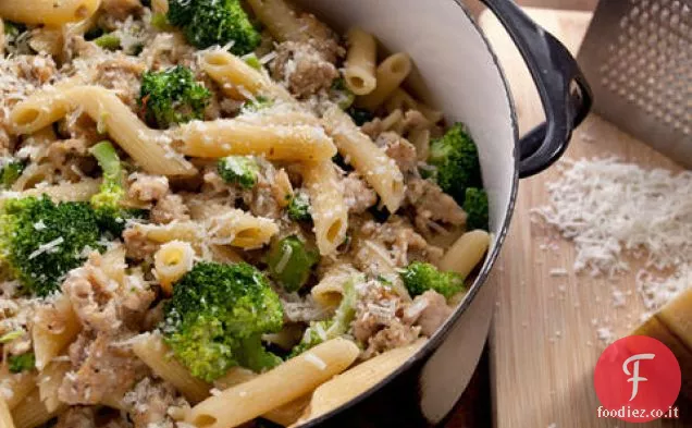 Pasta cremosa con salsiccia di pollo e broccoli