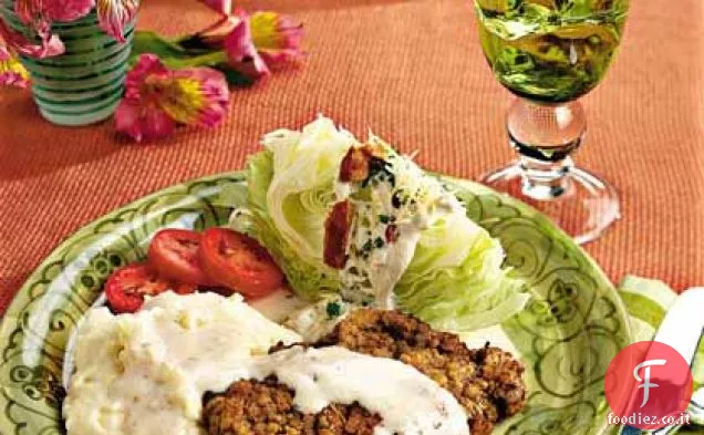 Spicchi di lattuga iceberg con salsa di formaggio blu