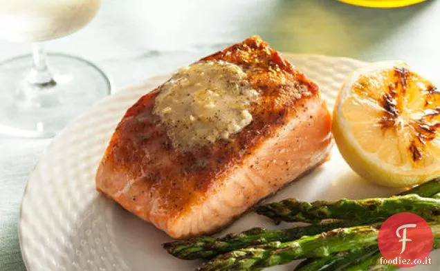 Salmone alla griglia con burro composto di limone e pepe