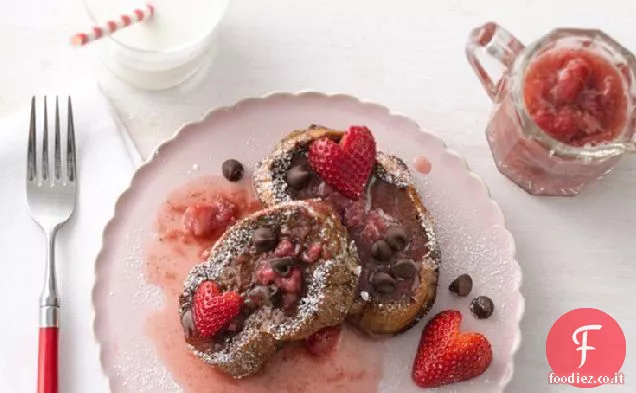 Toast alla francese al cioccolato con sciroppo di fragole