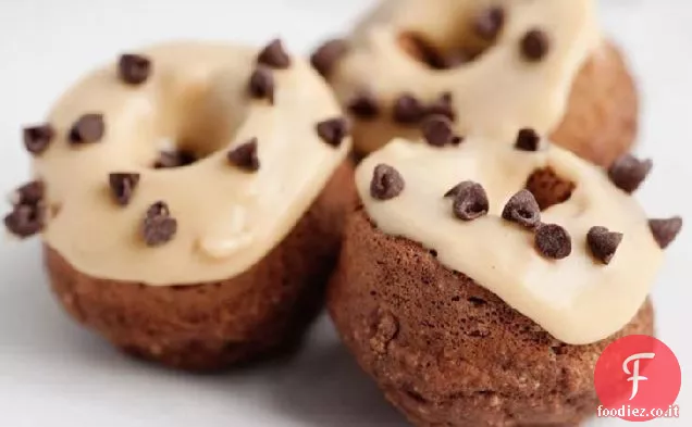 Ciambelle al cioccolato al forno con glassa di burro di arachidi