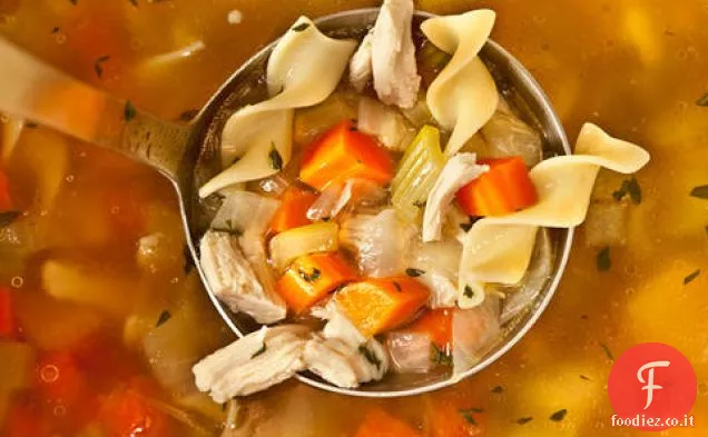 Zuppa di noodle di pollo facile da un pollo arrosto avanzato