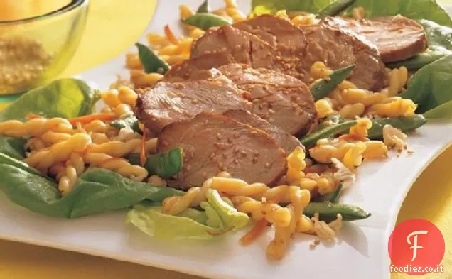 Carne di maiale asiatica alla griglia e pasta con tagliatelle croccanti