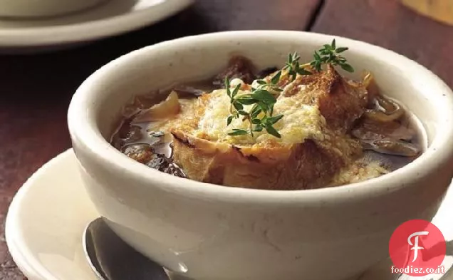 Zuppa di cipolle francese muscolosa a cottura lenta