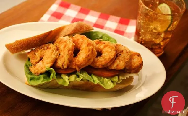 Panino di gamberetti fritti con lattuga e pomodoro