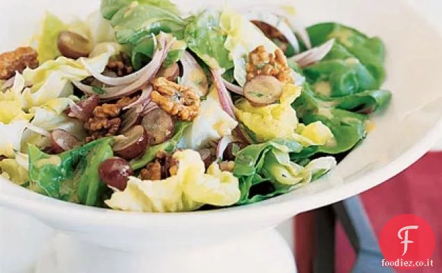 Insalata di lattuga al burro con noci e uva