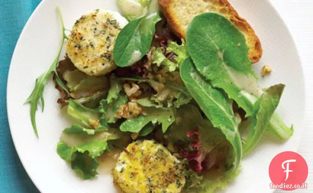 Formaggio di capra al forno con insalata di lattuga primaverile