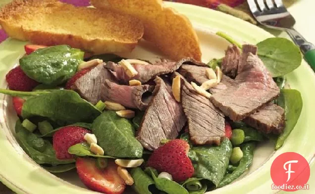 Manzo alla griglia con spinaci e insalata di fragole