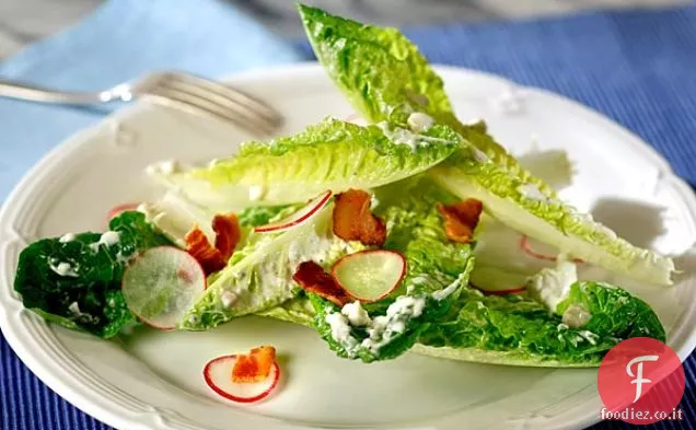 Insalata Romaine con formaggio blu, pancetta e ravanelli