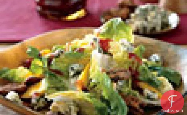 Insalata di lattuga Bibb con cachi e noci Pecan candite