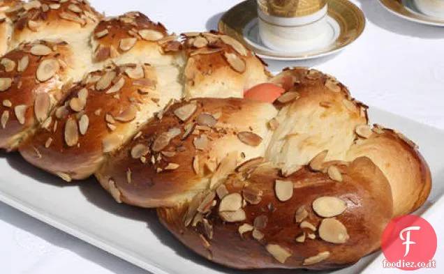 Pane greco di Pasqua (Tsoureki)