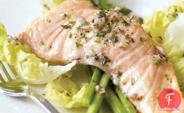 Insalata di salmone in camicia con lattuga e asparagi