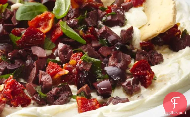 Olive di Kalamata e pomodori secchi su crema di formaggio