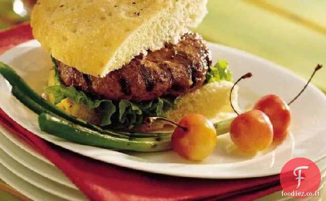 Hamburger alla griglia con panna acida e cipolla