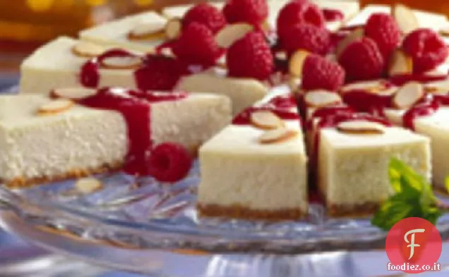 Cheesecake alle mandorle con salsa di lamponi