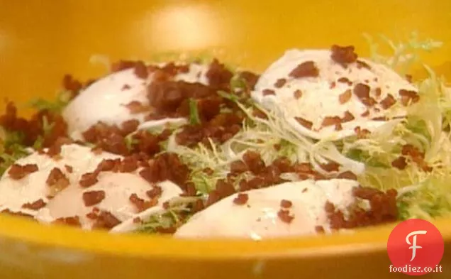 Verdure amare con uovo in camicia e pezzetti di prosciutto