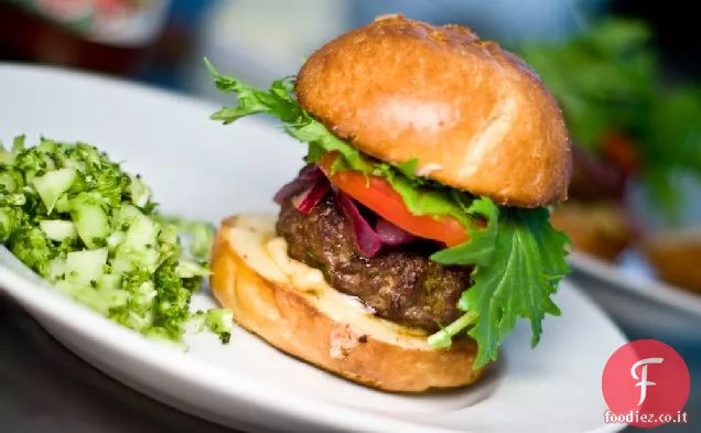 Hamburger di zenzero Hoisin con cipolle sottaceto al lime