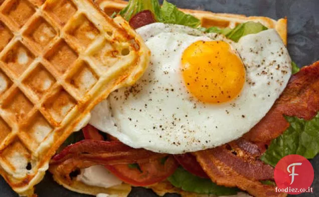 BLT salato di cialda di cheddar con uovo