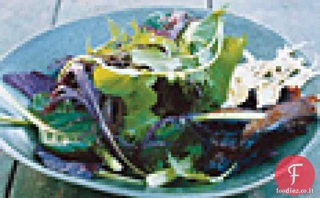 Insalata del mercato degli agricoltori con Gouda invecchiato e portabelle arrostite