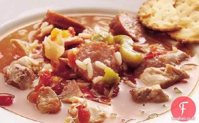 Zuppa di pollo piccante e salsiccia a cottura lenta