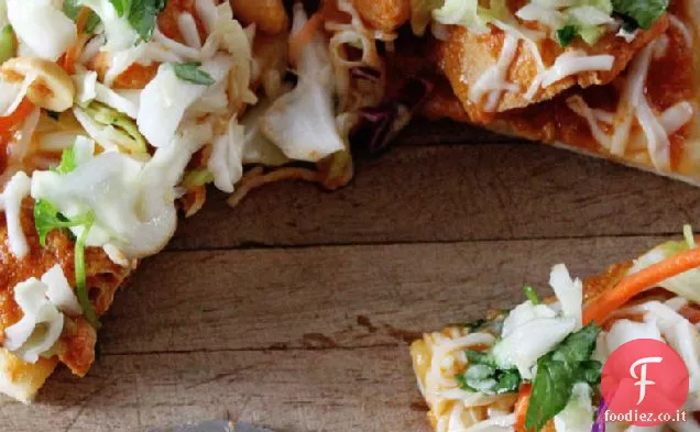Indiano burro di pollo Naan Pizza con Lime e arachidi Slaw
