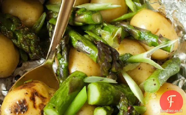 Confezione di patate e asparagi alla griglia