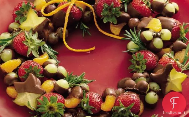 Corona di frutta immersa nel cioccolato