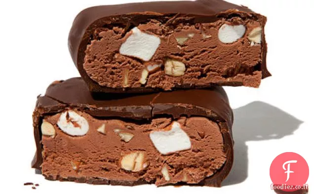 Bar gelato Rocky Road immersi nel cioccolato