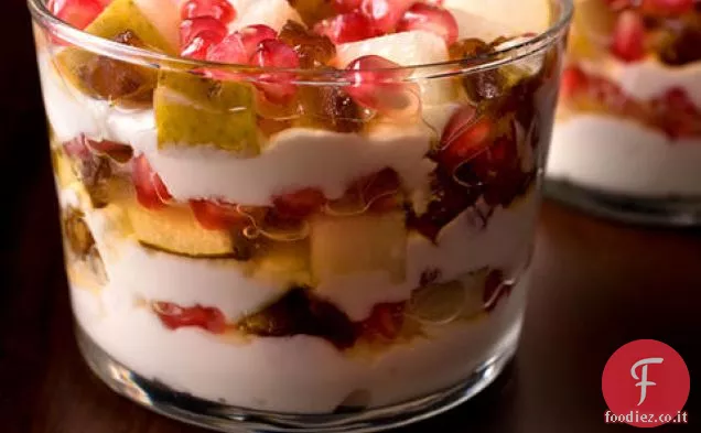 Zuppa di yogurt con melograno, pera e datteri