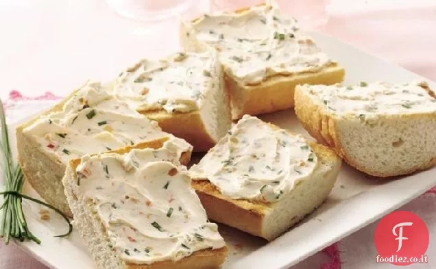 Pane all'aglio, erba cipollina e formaggio alla griglia