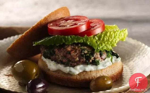 Hamburger di pita greca con spinaci, feta e salsa Tzatziki