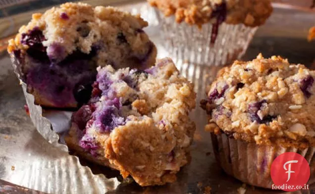 Muffin ai mirtilli integrali e mandorle con guarnizione Streusel